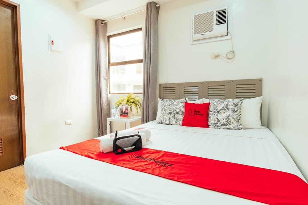 RedDoorz Plus @ Maria Christina Arcade