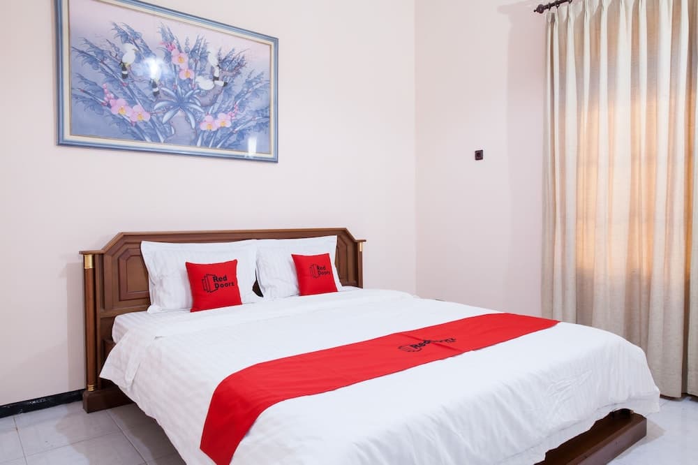 RedDoorz Plus near Jawa Timur Park 1