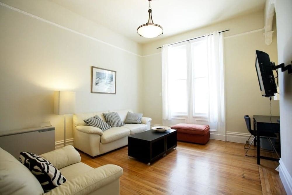 Pierce Place Lower Apartment