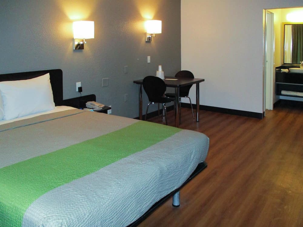 Studio 6 Little Rock, AR - West