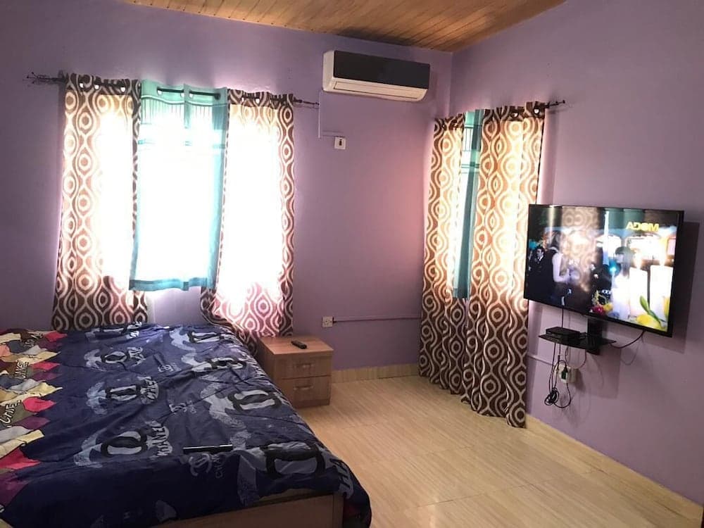 Ronna apartments at Lakeside Estates