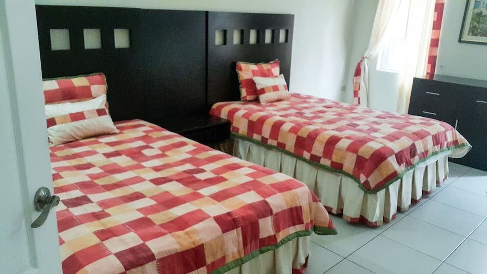 2 Bed Apt with Balcony at Runaway Bay