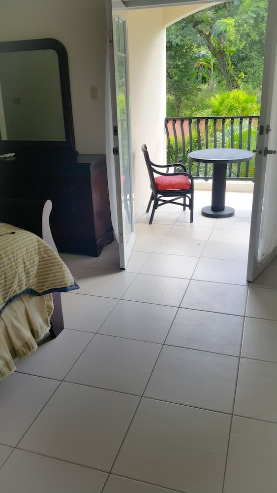 2 Bed Apt with Balcony at Runaway Bay