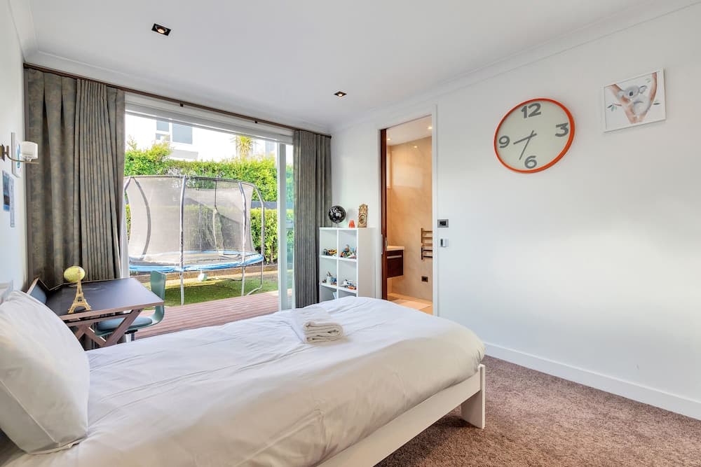 Elegant Sea-View Villa on the Northshore