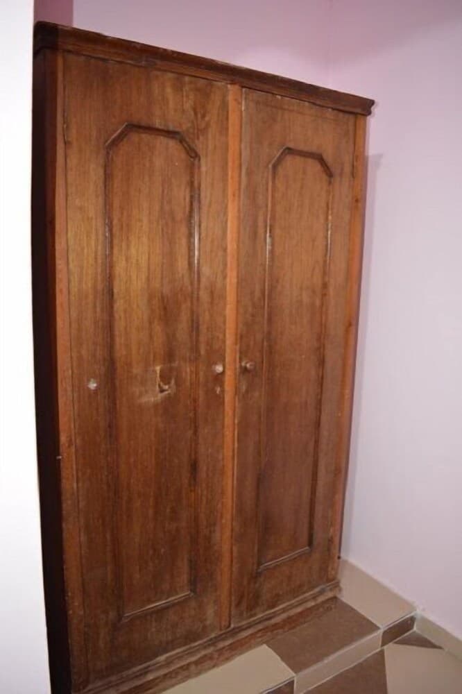 Oasis Fighting Kangaroo