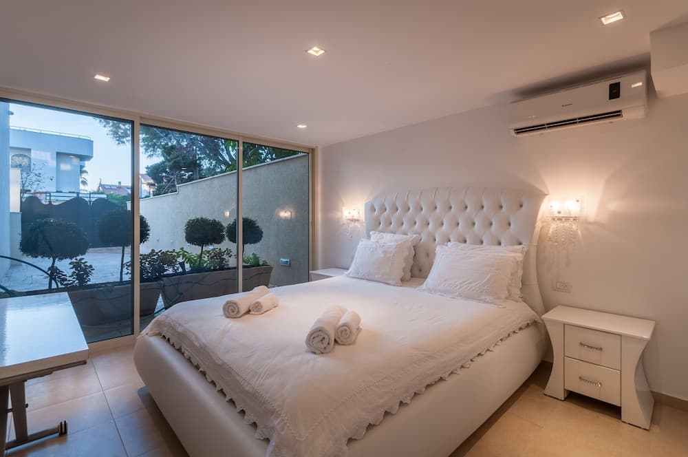 Luxurious Villa with great location