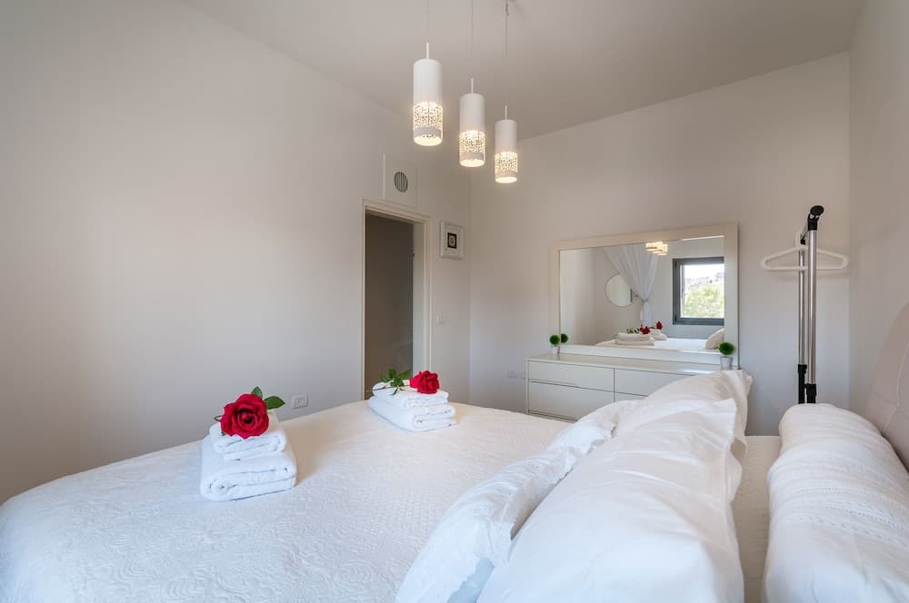 Best Location New Apt Full Amenities