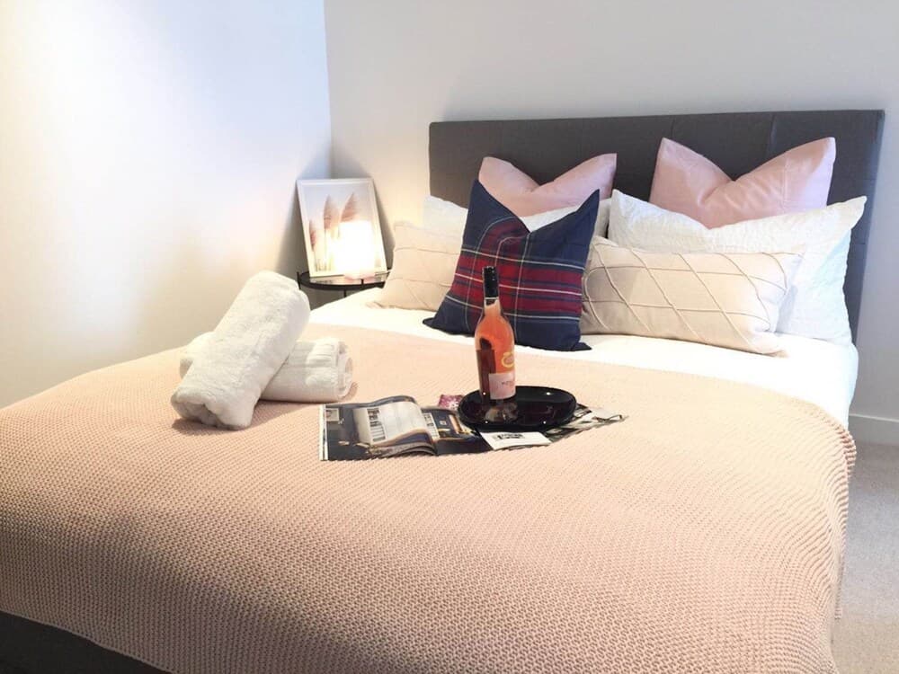 Deluxe and Brand New Lakeside Apartment