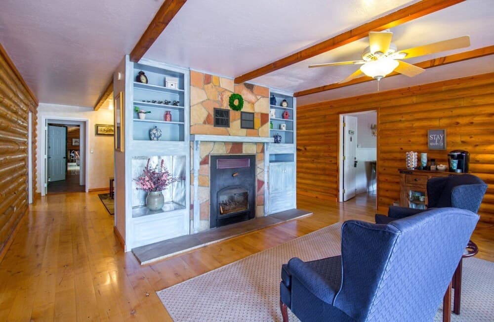 Quarter Horse Inn / Rose Room