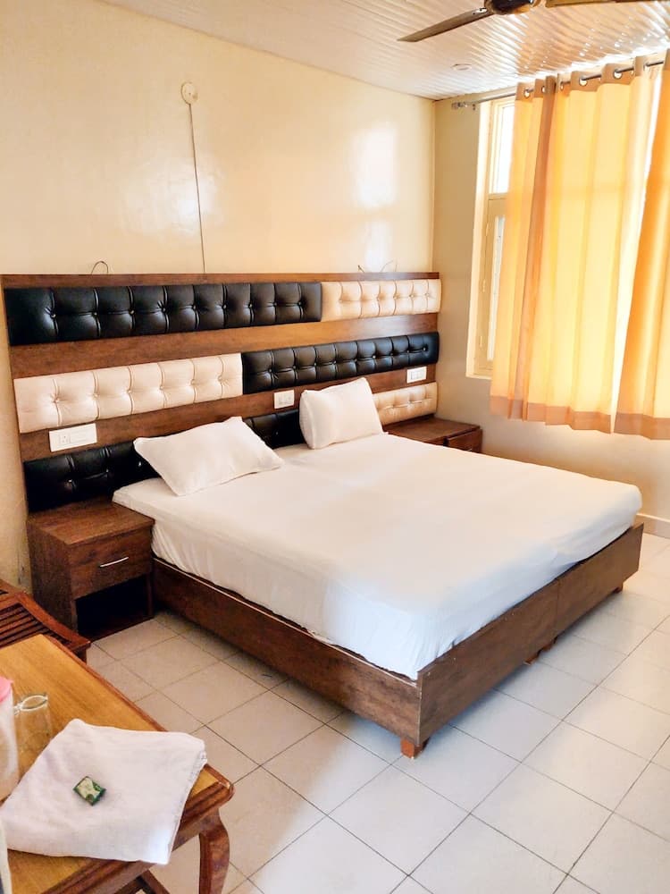 Pops Hotel & Restaurant