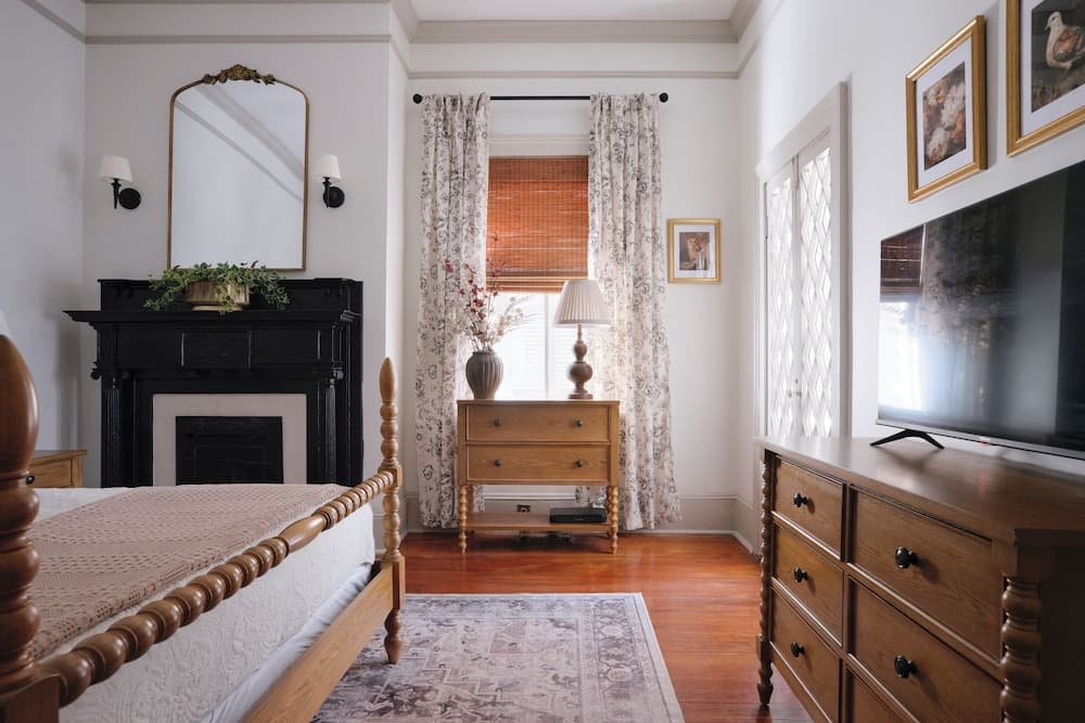 Comfortable Escape 2BR Historic Downtown