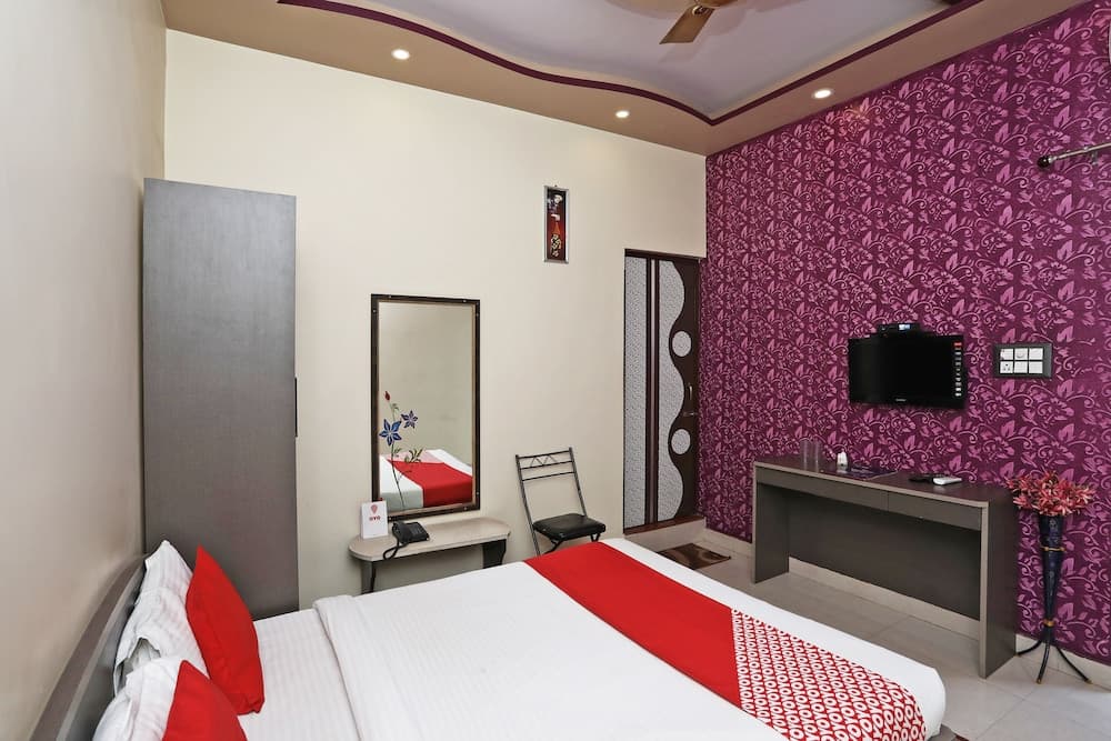 OYO 24553 Paradise Inn Newtown