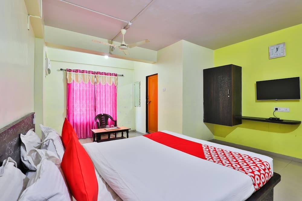 OYO 24833 Hotel Silver