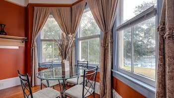 Forsyth Park 2 Bedroom Beauty
