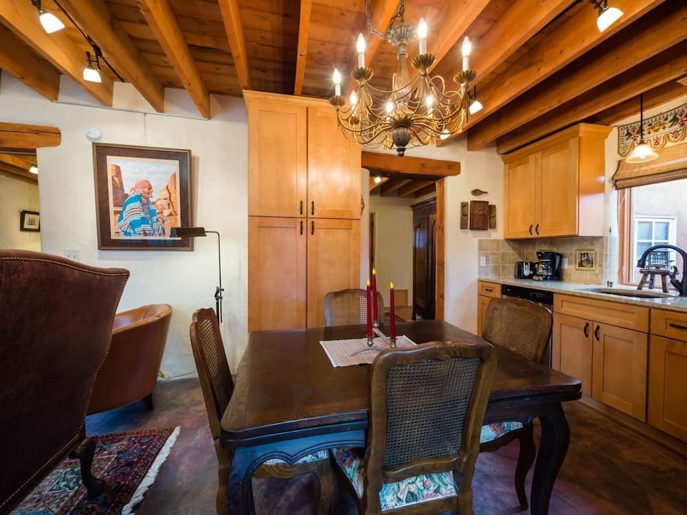 Desert Breeze - Delightful Railyard Adobe, Walk to The Plaza