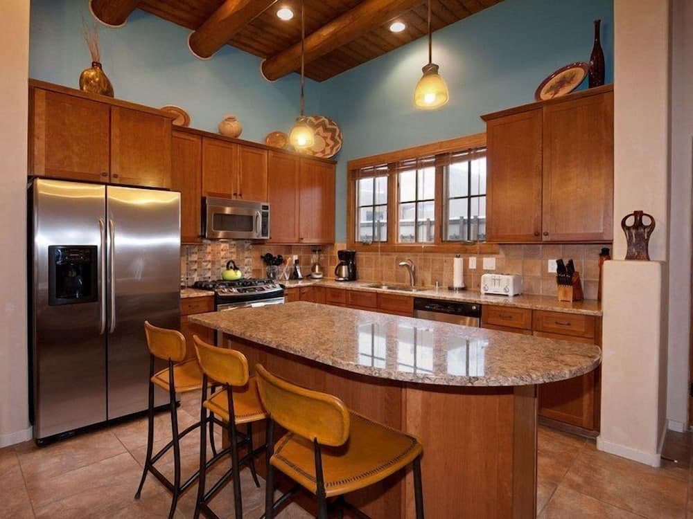 Puerta Del Sol - Upscale Family Home, Walk to The Plaza