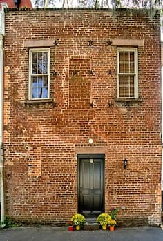 Comfy Carriage House Steps from River