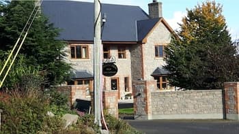 Farnham view b & b near Farnham estate