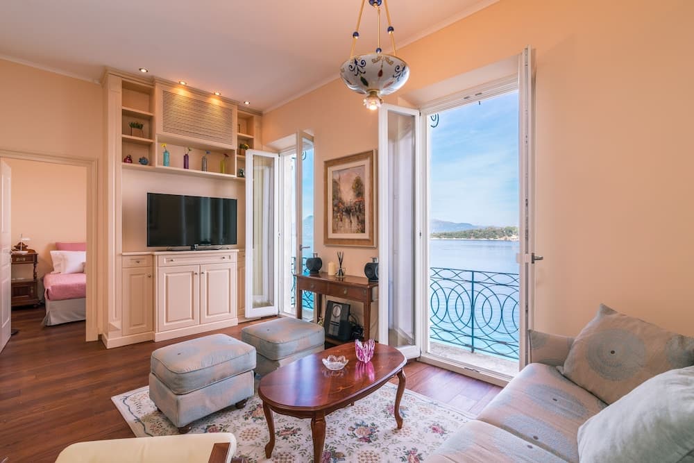 Mouragia Luxury Seaview Suite by Konnect