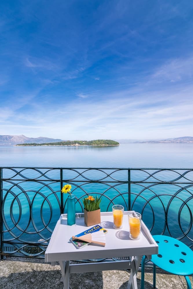 Mouragia Luxury Seaview Suite by Konnect