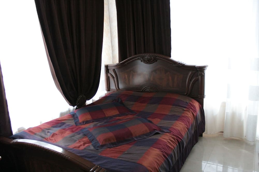 Apartment on Kamyshovaya 41, apt 18