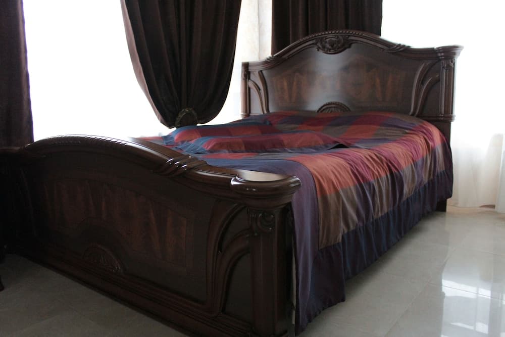 Apartment on Kamyshovaya 41, apt 18