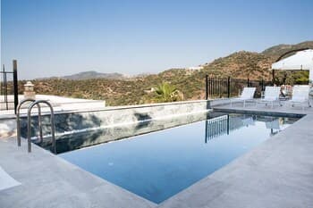 Important Group Villa Hills