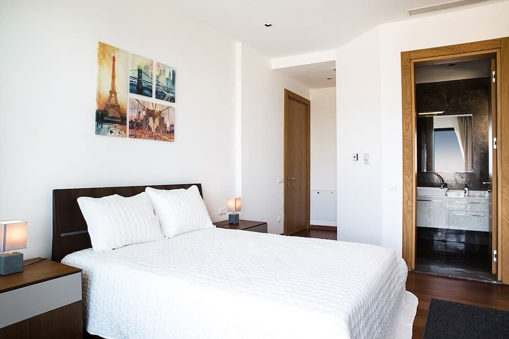 Important Group Villa Hills