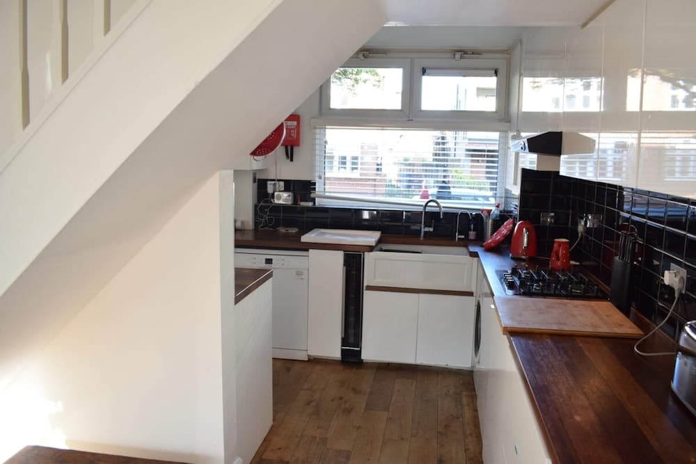 Modern 3 Bedroom Apartment in Brixton