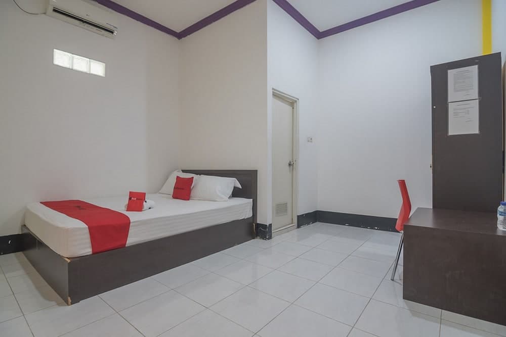 RedDoorz Syariah near BSCC DOME