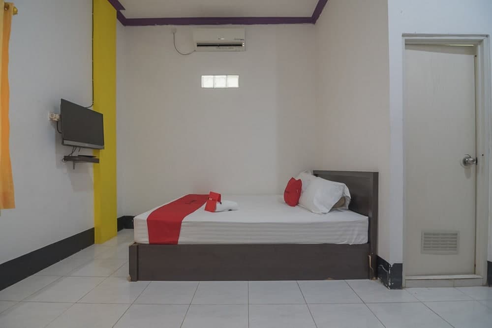 RedDoorz Syariah near BSCC DOME