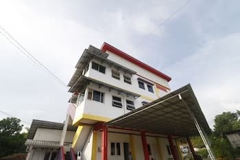 RedDoorz Syariah near BSCC DOME