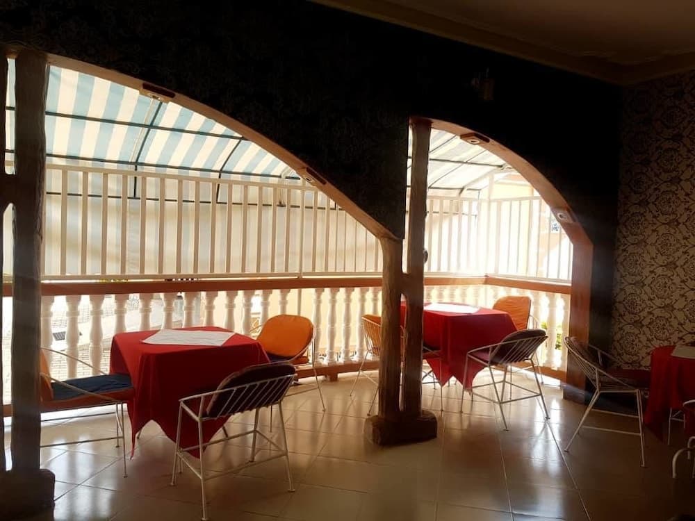 Happy Wallet Gardens Hotel