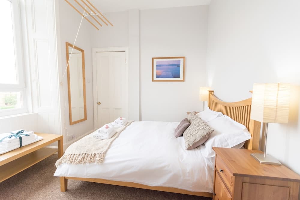 Beautiful City Center 2 Bed Apartment with Park View