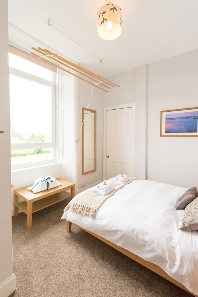 Beautiful City Center 2 Bed Apartment with Park View