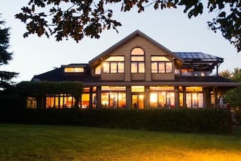 Spinnakers Brewpub & Guesthouses