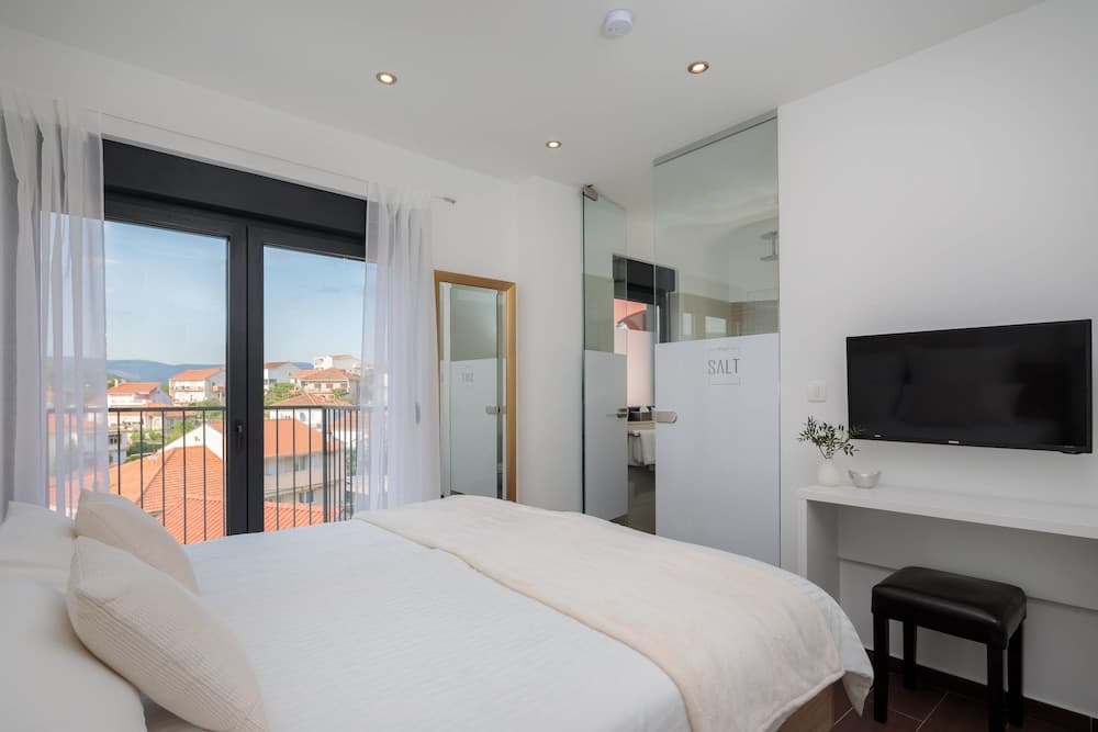 Villa Salt - 10 people, heated pool, Trogir, near beach & Split airport