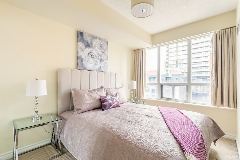 Simply Comfort, Stylish Downtown Apartment