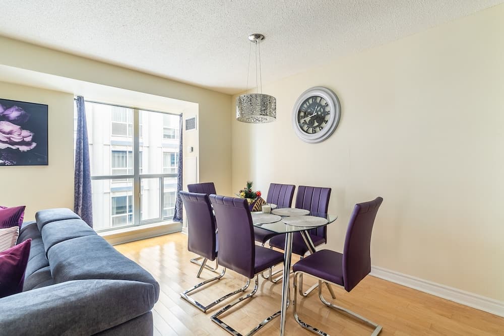 Simply Comfort, Stylish Downtown Apartment