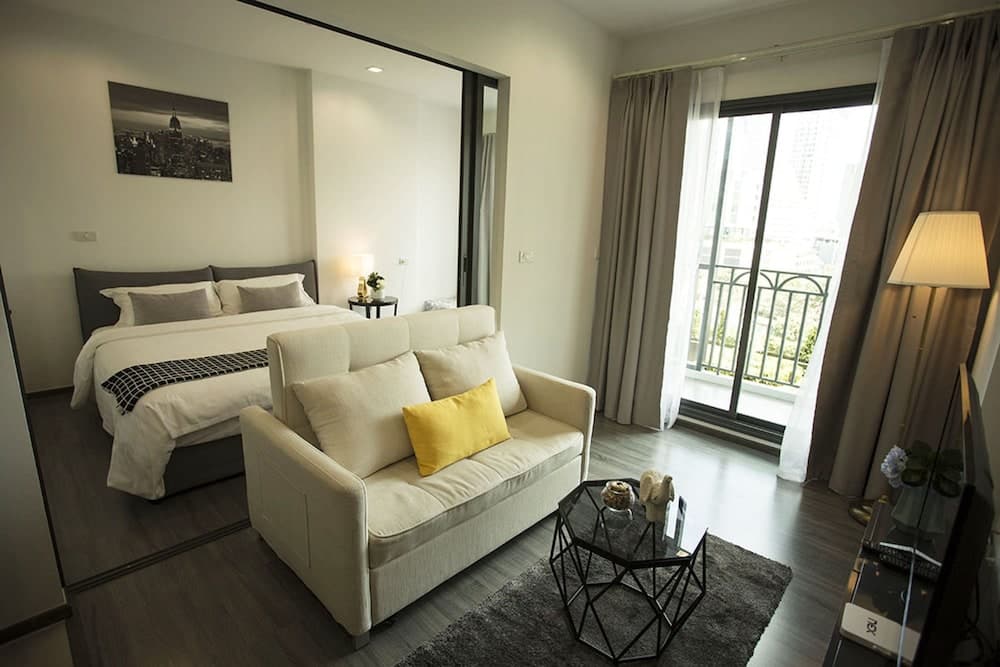 Locals Bangkok The Rich Sathorn-Taksin