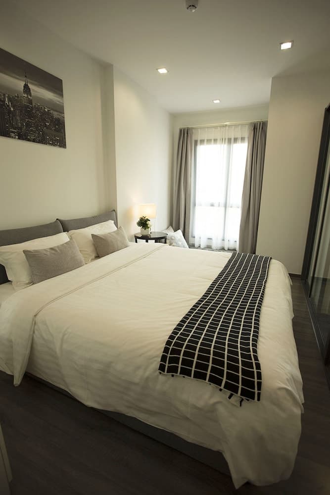 Locals Bangkok The Rich Sathorn-Taksin