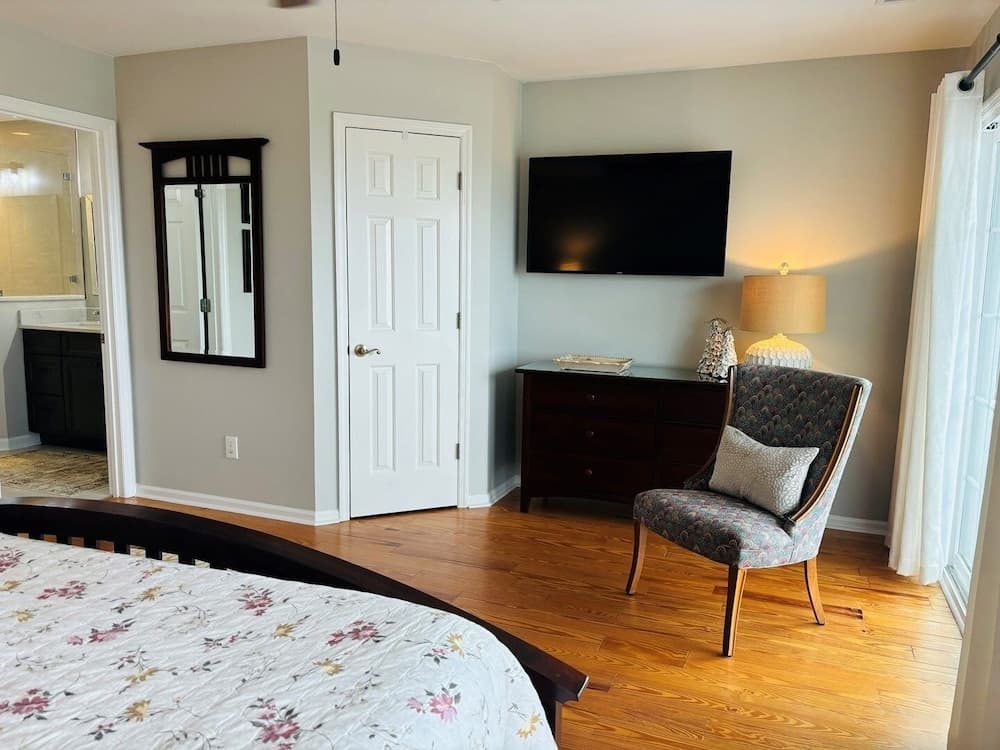 Live Oaks 4 Bedroom Home by RedAwning