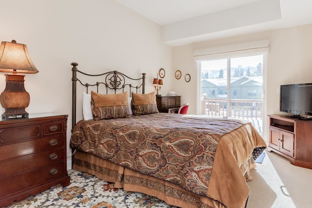 Mammoth Gateway Village # 8