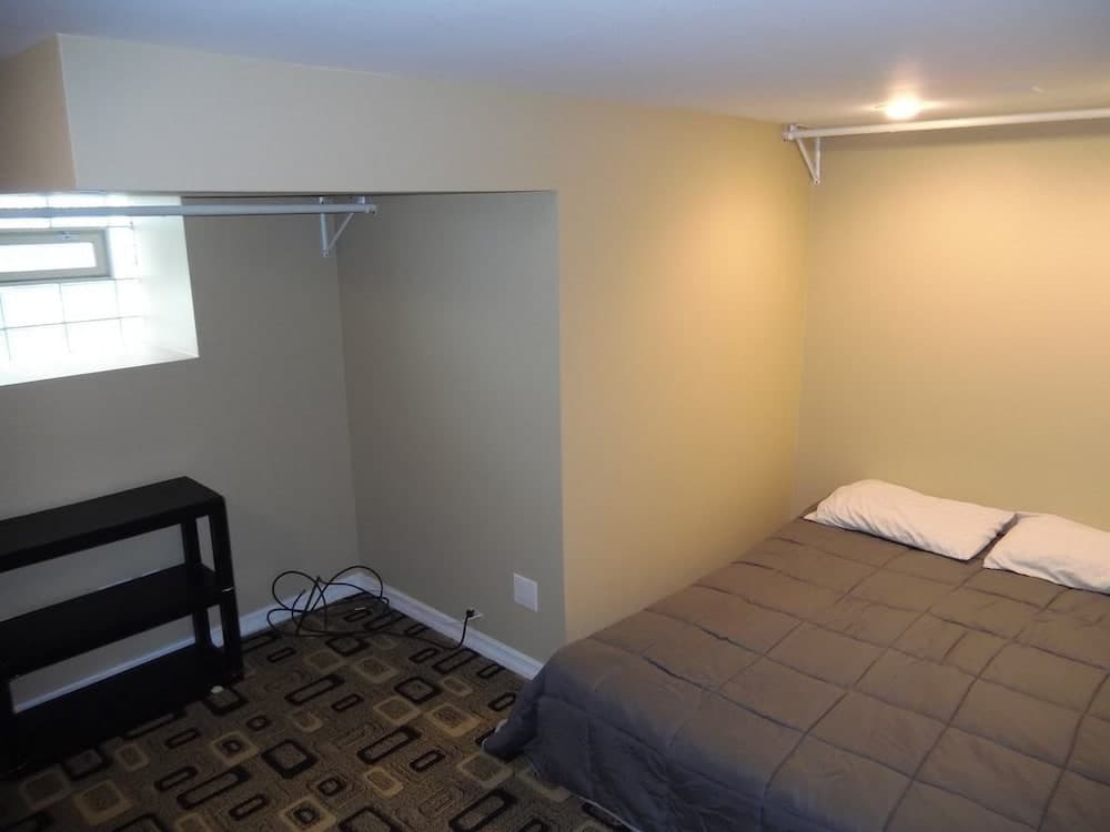 Bucktown, Urban Luxury and Convenience, Near L Train Stop at Western