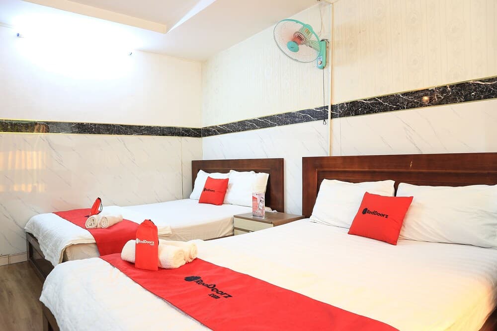 RedDoorz at Cong Hoa Street