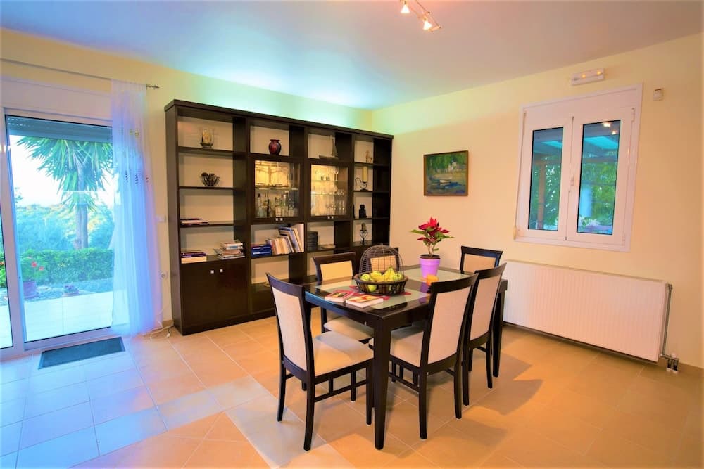 disCrete Villa Maroulas