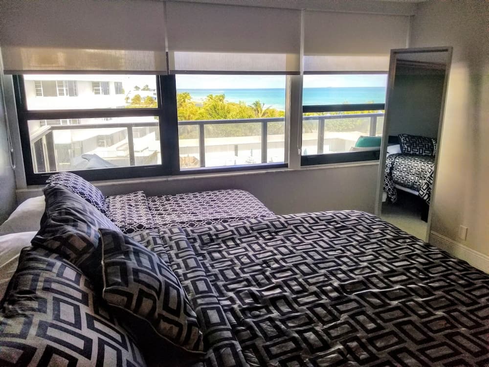 Alexander 604 3 Bedroom Apts by RedAwning