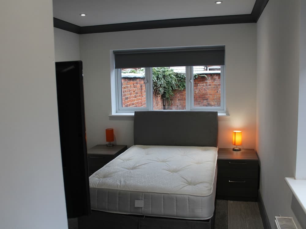 Townhouse @ 282 Walthall Street Crewe