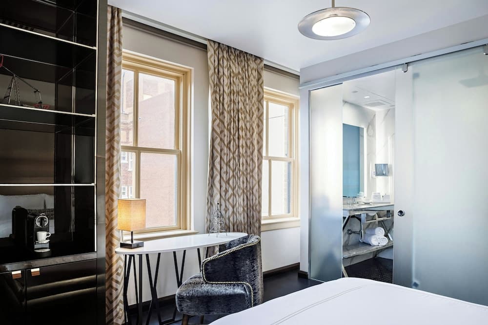 The Sinclair, Autograph Collection