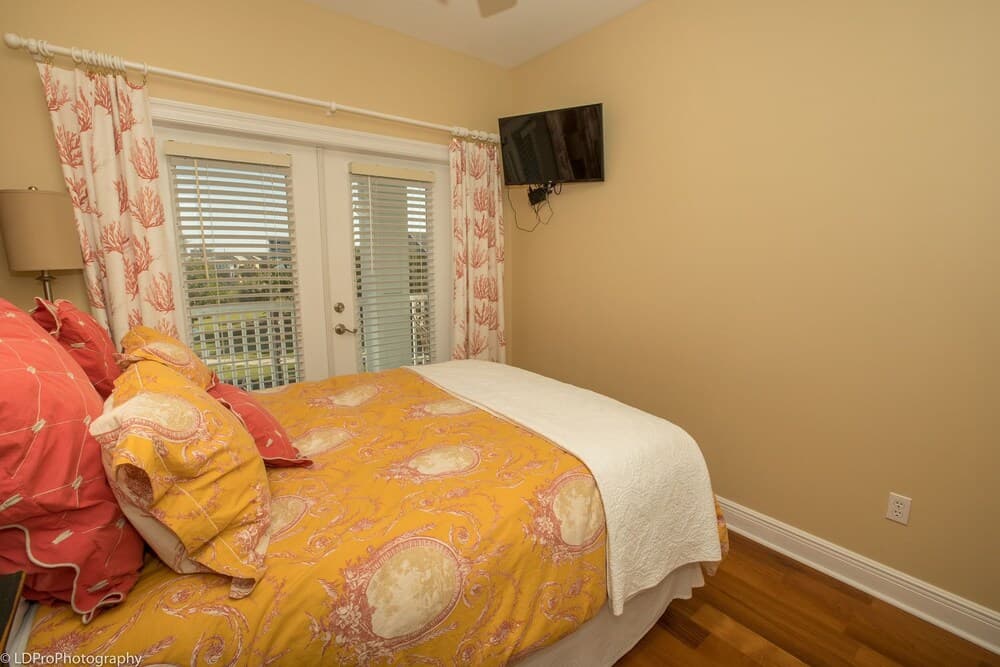 Lacontenta 5 Bedroom Home by RedAwning